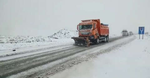 Tendürek Geçidi’nde kar yağışı trafikte aksamalara neden oluyor