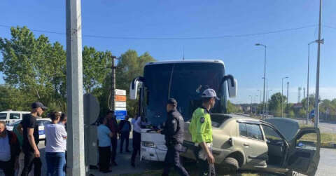 Bartın’da yolcu otobüsü otomobille çarpıştı: 1 yaralı