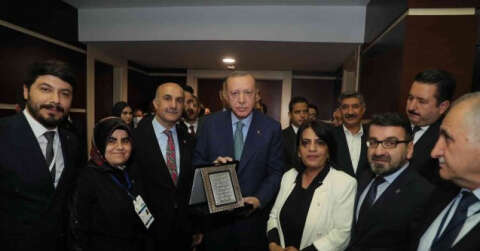 Batman’da yapılan işlemeli tablo Cumhurbaşkanı Erdoğan’a hediye edildi