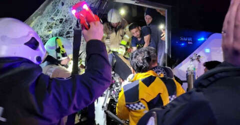 Çatalca’da servis otobüsü park halindeki tıra arkadan çarptı: 1’i ağır 2 yaralı