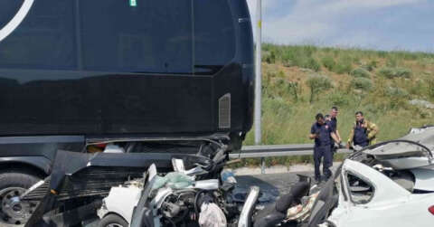 Otomobil yolcu otobüsüne çarptı: Anne öldü, baba ve oğlu ağır yaralı
