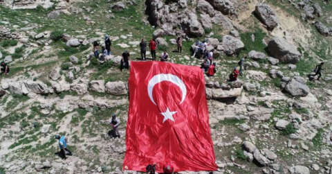 Siirt’te 3 bin 500 yıllık Akabe yolunda dev Türk bayrağı açıldı