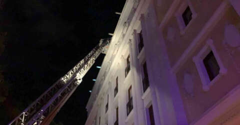 Fatih’te lüks otelin çatısında yangın