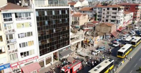 Kadıköy’de metruk binada çökme meydana geldi, 3 araç hasar aldı