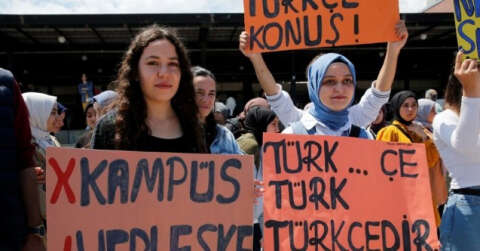 Öğrencilerden ‘Türkçe’ eylemi