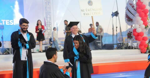 Fakülte birincisi genç kıza yaş kütüğüne plaket çakarken hayatının sürprizi