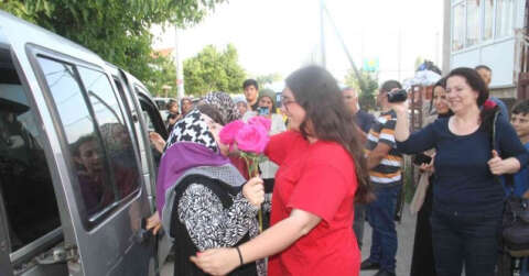 Cezaevinden tahliye edilen Fatma Koç evinin önünde alkışlarla ve çiçekle karşılandı