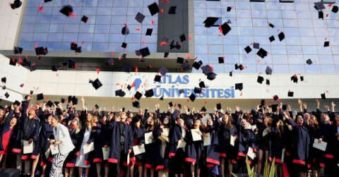 Atlas Üniversitesi ilk mezunlarını verdi