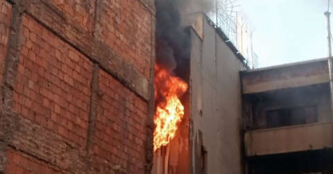 Ayakkabı imalathanesinde başlayan yangın üst kata ve yan binaya sirayet etti