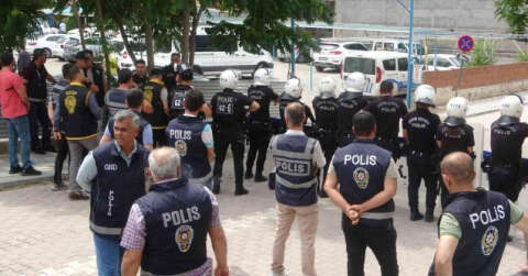 Malatya’da adliyeye sevk edilen cinayet zanlıları taş yağmuruna tutuldu