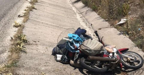 Arka tekeri patlayan motosikletin sürücüsü ölümden döndü