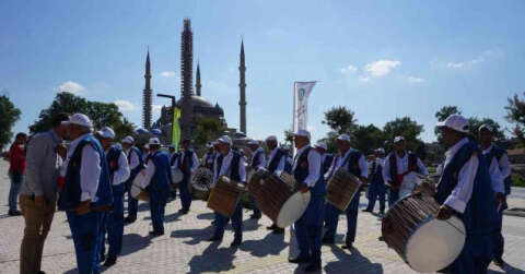 Davullu-zurnalı davete turistlerden yoğun ilgi