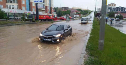 Yozgat’ta etkili olan sağanak yağış sürücülere zor anlar yaşattı