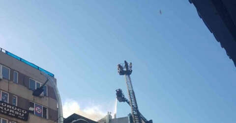 Bakırköy’de iş hanının çatısında korkutan yangın