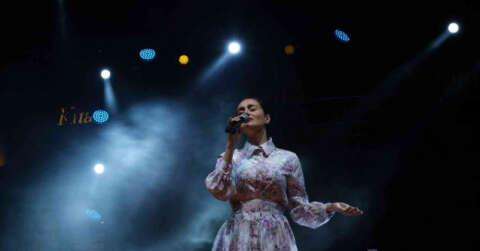 “Samsak Döveci” şarkısıyla zirve yapan Elif Buse Doğan şarkılarını sahnede çocuklarla söyledi