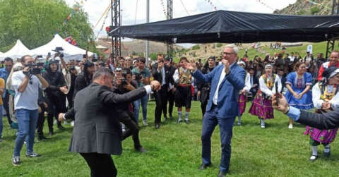 Büyükelçi Peteris Vaivars’ın başarılı ’Erik Dalı’ oyunu performansı