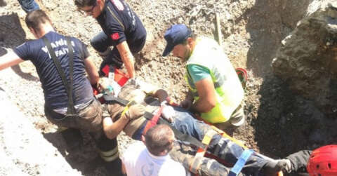 Toprak altında kalan işçiyi elleriyle kazarak kurtardılar
