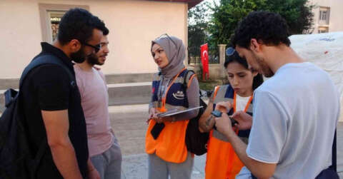 Van depremini yaşayan afetzede kadın gönüllü olarak afetlere karşı vatandaşı bilgilendiriyor