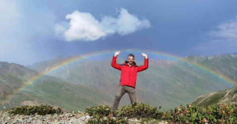 Artvin’de doğa tutkunları 3 bin 200 rakımda buzul gölüne girdiler