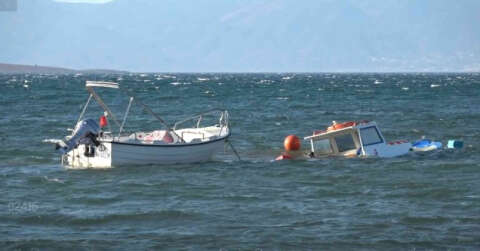 Ayvalık’ta şiddetli rüzgar bazı balıkçı teknelerini batırdı