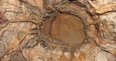 Bu mağaraya gelen donuyor