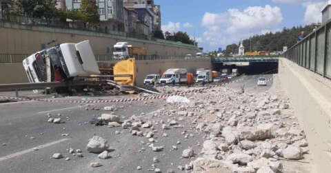 Çekmeköy’de moloz yüklü hafriyat kamyonunun devrildi