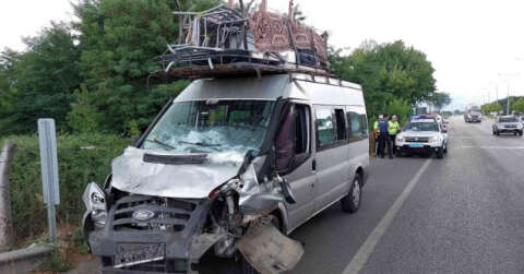 Fındık toplamaya giden ailelerin bulunduğu minibüs tırla çarpıştı: 14 yaralı
