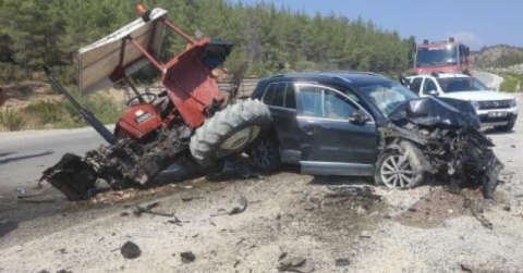 Manavgat’ta otomobil traktör çarpıştı: 6 yaralı