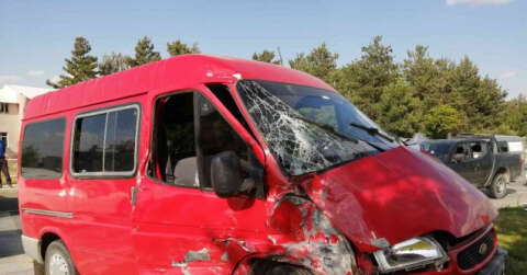 Islak zeminde duramayan araç, önündeki araca çarptı