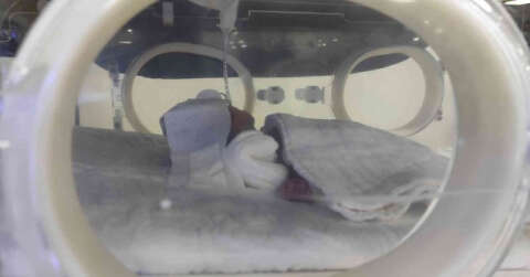 Helikopter ambulansla Şanlıurfa’ya getirilen 775 gramlık bebeğin tedavisi sürüyor