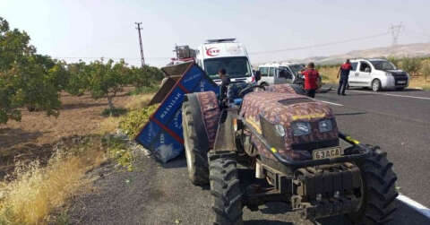 Şanlıurfa’da hafif ticari araç traktöre çarptı: 2 yaralı