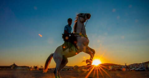 Ayvalık’ta atlı jandarmalar güven veriyor