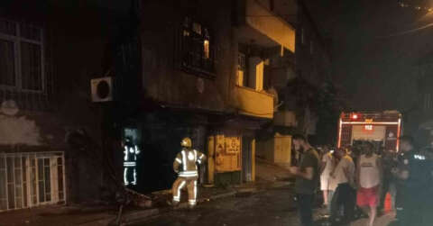 Gaziosmanpaşa’da 2 şüpheli önce dükkanı yaktı, daha sonra havaya ateş açarak olay yerinden kaçtı