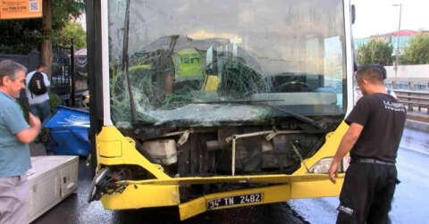 Üsküdar’da İETT otobüsü kaza yaptı, otobüsün boş olması faciayı önledi