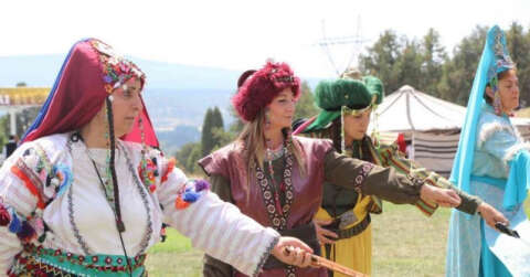 Eskişehir Anadolu Bacıları grubu ‘Kahraman Türk Kadınları’ tiyatro gösterisini Tavşanlı’da sahneledi