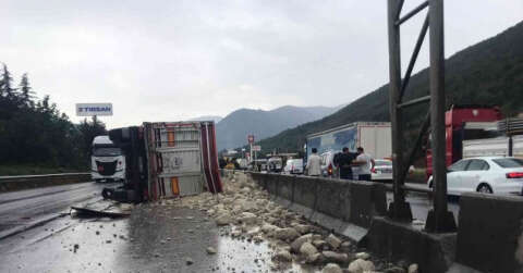 Hafriyat kamyonu devrildi, dolgu malzemeleri yola saçıldı