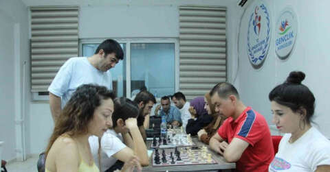 Siirt’te farklı meslek grupları bir araya gelerek satranç öğreniyor
