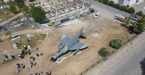 Türkiye’de ilk kez karadan yürütülen F4 savaş uçağı Bilim Merkezi’ne yerleştirildi