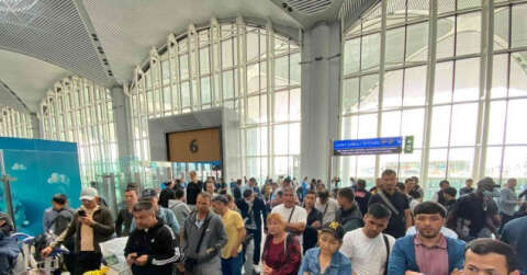 Ülkelerine gidemeyen Türkmen vatandaşları Havalimanı’nda bekliyor