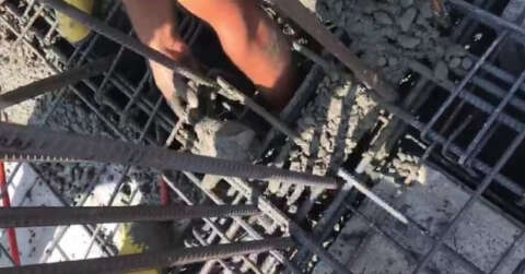 Üzerine yanlışlıkla beton dökülen yavru kedi işçiler tarafından kurtarıldı