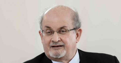 İngiliz yazar Rüşdi bıçaklı saldırının ardından solunum cihazına bağlandı