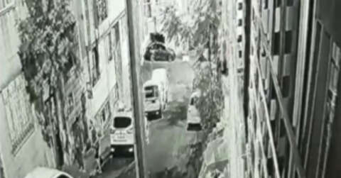 İstanbul’da akıl almaz cinayet kamerada: Arabaya çarpıp boynu kırıldı, yerde bıçaklandı