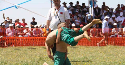 Erzurum Ovası Güreş Festivali’nde güreşçiler nefes kesti