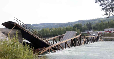 Norveç’te ahşap köprü çöktü, araç nehre düştü