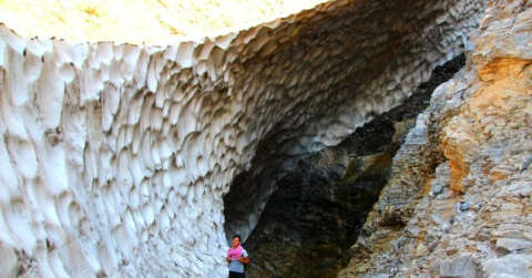 Sason’da 600 metre uzunluğundaki kar tüneli görenleri şaşırtıyor