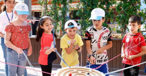 Sultangazi’de çocuklar ’Bilim Firarda’ ile hem eğleniyor hem de öğreniyor