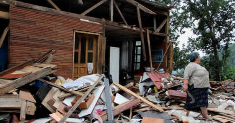 Trabzon’da içerde eşyaları çıkartılmadan evleri yıkılan hane sahipleri yıkım ekiplerine tepki gösterdi