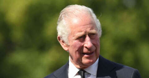 İngilizler yeni kralını sevgiyle karşıladı