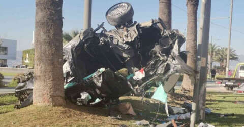 İzmir’de bariyerleri aşıp ağaca çarpan araç hurdaya döndü: 2 ölü, 1 yaralı