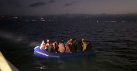 Çanakkale açıklarında lastik bottaki 34 düzensiz göçmen kurtarıldı